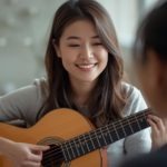 クラシックギターレッスンをする笑顔の日本人女性