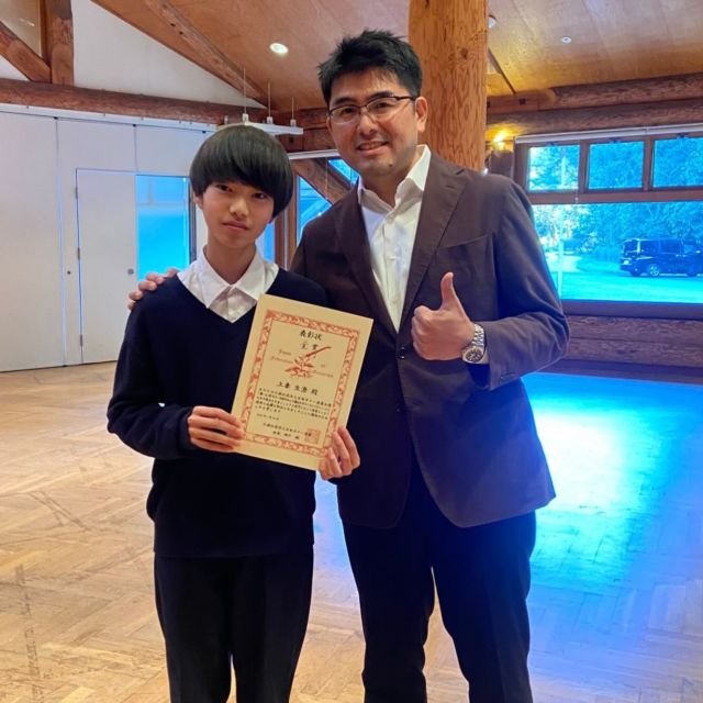 ♪
【㊗️】

2025年1月26日に開催された「第18回#ギター大好きみんな集まれギターコンペティション 」九州地区大会、ギター科講師近藤が審査員として参加しました。

参加された皆さんはどなたも熱意を感じさせる演奏で、個性豊かでした。

その中から、全国大会出場に2名選出されました。
そのうちのお一人は近藤先生クラスのK君です。
おめでとうございます！

お二人とも審査員満場一致でした。
近藤ひとりが強く推したわけではありませんのであしからず！

全国大会は3月30日（日）に東京#hakujuhall です。
全国大会の模様はYouTubeでライブ配信されるようなので、このブログをご覧の皆様も是非ご視聴くださいね！

・
・
・
・

#ギターのある生活
#音楽のある生活 
#クラシックギター 
#クラギ好きな人と繋がりたい
#like4likes
#音楽好きなひとと繋がりたい