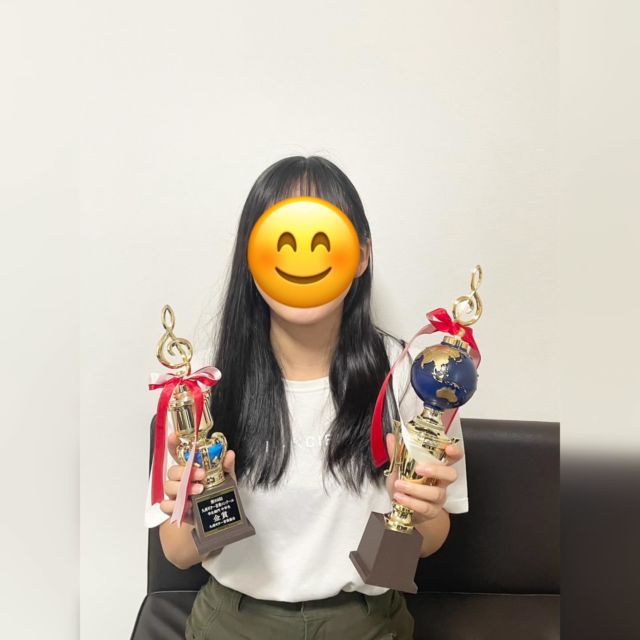 ♪
【祝金賞🥇】

ギター科の生徒さん、今年はＲちゃんが二冠を達成しました！

第69回九州ギター音楽コンクール　
中学生部門　金賞

第53回山口ギターコンクール　
中学生部門　金賞

おめでとうございます㊗️

高校受験を控えた中学三年生、レッスン回数を増やして時間をやりくりしながら磨きをかけてきました。

実はピアノのレッスンも続けてきた二刀流✨音楽が大好きな生徒さん。
歌心を評価して頂いて金賞です🎊

---------------------------------------

コンクールに参加することには以下のようなメリットがあります。

・具体的な目標と期限があることで、お子様が集中力を発揮することができ、レッスンのパフォーマンスが段違いにあがります。

・楽器、音楽は一人で探求しがちですが、コンクールの他の参加者と接することで色々な探求の仕方があるという発見があり、また探求をシェアしているという感覚を持つことができます。

・審査員から評価を受けることで、自信がついたり、課題が明確になります。

・結果として、レッスンの質は上がり、お子様は音楽家として大きく成長することができます。

折角レッスンに通われるのであれば、どなたも是非上を目指してほしいと思います。

当教室は、あなたやあなたのお子様のお力になります！